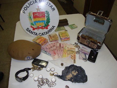 quatro-pessoas-sao-presas-1 A maior parte do dinheiro, R$ 1,7 mil, estava com o homem, considerado o ‘patrão’ do grupo, que saía do local quando os PMs chegavam. As pedras foram encontradas dentro da casa.