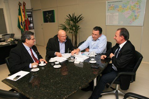 r-11-milhao-e-garantido-pelo-estado-1 Audiência com o secretário estadual de saúde, Dalmo de Oliveira (na ponta da mesa), foi articulada pelo deputado Dóia Guglielmi (D). O prefeito Manoel Bertoncini e o secretário Dura agora farão o encaminhamento ao conselho de desenvolvimento regional.