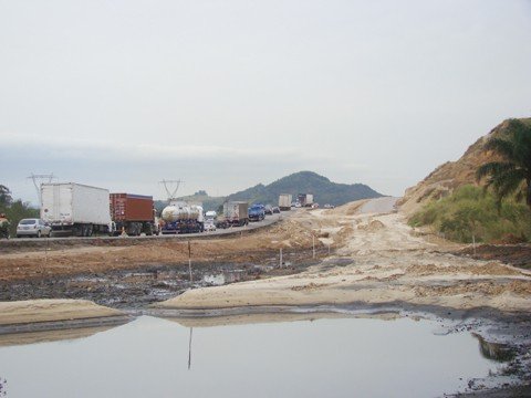rescisao-esta-pronta-1 Em seis anos de obras, o lote 25 tem apenas 35,95% dos trabalhos de duplicação prontos (o percentual não inclui obras-de-arte especiais). Foram investidos R$ 78.437.616,67 até o momento. Para concluir a obra, existem mais R$ 44.299.910,49.
