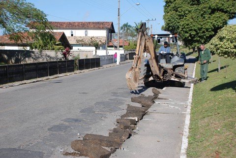 revitalizacao-e-iniciada-1 A primeira etapa da revitalização da avenida Nereu Ramos é de responsabilidade de prefeitura. Esta fase compreende a retirada dos meio-fios, a demolição das calçadas antigas e a revisão da drenagem pluvial e de bocas de lobo.