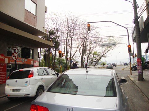 semaforos-serao-substituidos-1 Semáforos em Tubarão estão velhos e ultrapassados. Em alguns são utilizadas lâmpadas incandescentes.