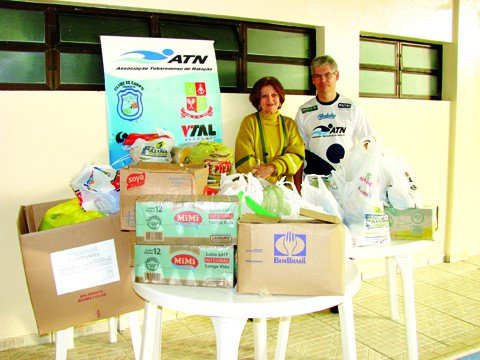 solidariedade-marca-2a-etapa-da-copa-atn-1 Sidnei, diretor de eventos da ATN, entregou os donativos à presidenta da Stan, Vera Lúcia