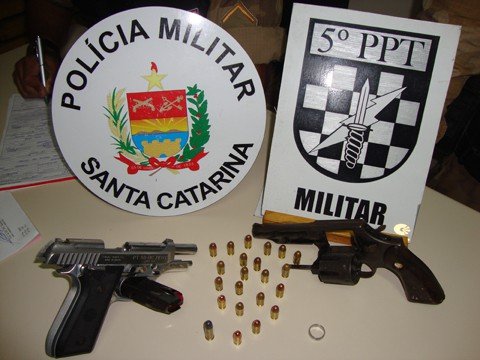 tres-menores-sao-apreendidos-com-armas-1 As duas armas encontradas com os garotos estavam carregadas.