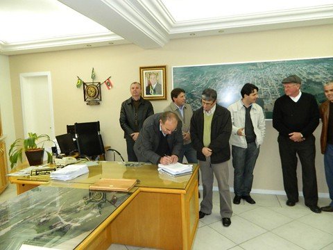 tres-ruas-serao-pavimentadas-em-braco-do-norte-1 O prefeito de Braço do Norte, Vânio Uliano (PP), assinou ontem a ordem de serviço para que as obras comecem.