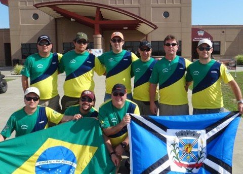 tubaronenses-sao-o-brasil-nos-eua-1 Tubaronenses juntaram-se nesta sexta-feira aos outros atletas da seleção brasileira de tiro ao prato. Ele iniciam no Mundial na segunda-feira.