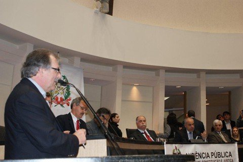 venda-das-acoes-gera-polemica-1 Presidente da Casan, Falírio Beber (ao microfone) foi sabatinado na audiência pública ontem, na assembleia