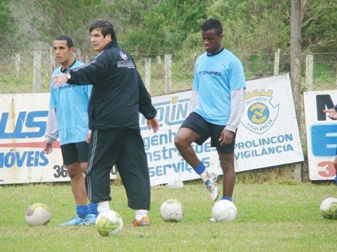 xavier-ja-esta-no-domingos-gonzalez-1 O técnico China deve promover duas alterações no time no jogo de amanhã.