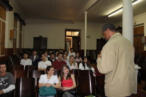 90-envolvem-pessoas-alcoolizadas-1 Jovens de cinco escolas de Tubarão assistiram a uma palestra sobre o alerta contra as drogas ontem