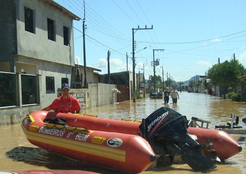 bombeiros-da-regiao-de-tubarao-ajudam-nas-enchentes-1