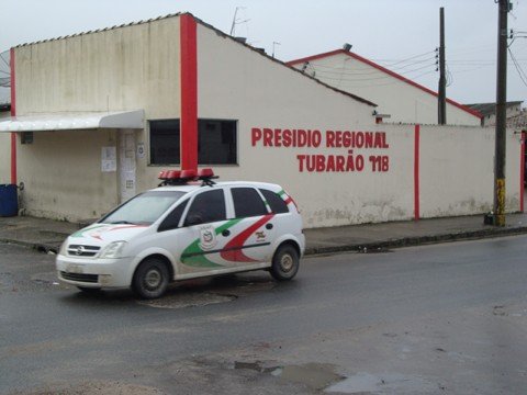 construcao-de-praca-no-lugar-de-presidio-divide-a-comunidade-1 Os moradores querem a praça, mas há os que desejam a permanência da unidade em função da presença policial.