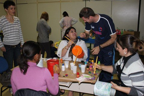 do-lixo-para-a-sala-de-aula-1 Por meio das mãos dos 21 educadores, velhas fitas de VHS transformaram-se em peças de dominó gigante e copos plásticos viram divertidos telefones sem fio. A capacitação é feita pelo professor Fernando de Carvalho