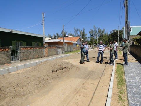 duas-ruas-sao-pavimentadas-1 A rua João de Oliveira é uma das que passam por pavimentação em Imbituba