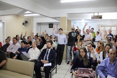 e-greve-1 Maioria dos trabalhadores votou por engrossar o movimento nacional de greve e cruzará os braços a partir de hoje em Tubarão e Laguna. A paralisação é por tempo indeterminado
