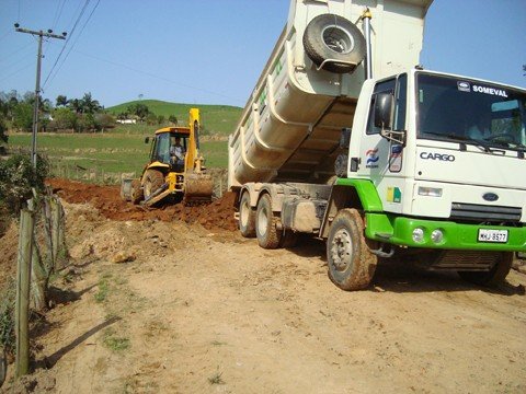 estradas-sao-a-prioridade-1 Patrolamento e alargamento são feitos no interior de Orleans.