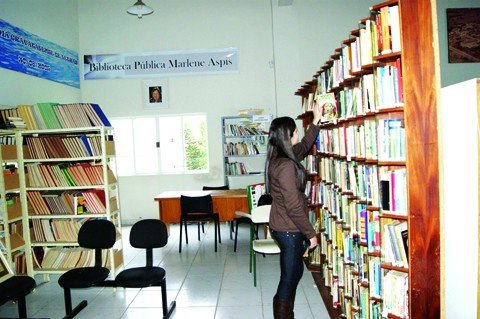 evento-e-hoje-em-gravatal-1 A dedicação de Marlene Aspis à literatura e à leitura será reconhecida com o batismo da única biblioteca pública de Gravatal. O espaço a que ela dedicou seus últimos seis anos levará, agora, o seu nome.