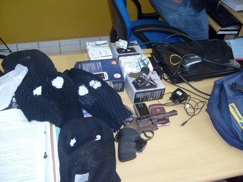 grupo-de-criminosos-e-preso-1 Os objetos roubados, as balaclavas e o revólver calibre 38 foram apreendidos pelos policiais.