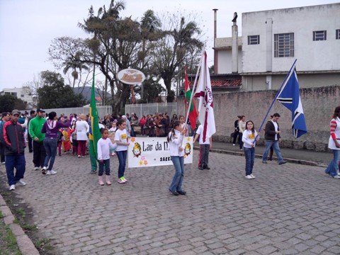 homenagens-a-patria-sao-frustradas-pela-chuva-1 Em Tubarão, a maioria das instituições de ensino antecipou a celebração da independência do Brasil. No Lar da Menina, por exemplo, os alunos promoveram um desfile pelas ruas do bairro Santo Antonio de Pádua na terça-feira