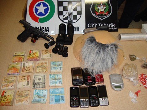 mototaxista-e-preso-em-flagrante-1 A pistola, as munições, os carregadores de revólver, dois coletes balísticos e 200 gramas de crack estavam na quitinete. R$ 14 mil em dinheiro, dólares, aparelhos de celular e blocos de contabilidade foram encontrados no apartamento do acusado