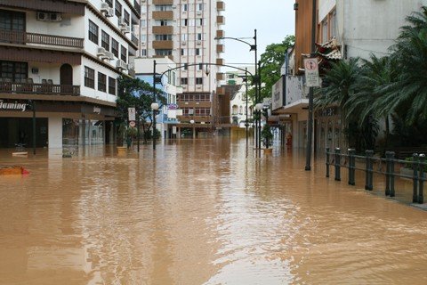 na-regiao-situacao-esta-controlada-1 Blumenau é uma das cidades mais atingidas pelas chuvas. Nível do Rio Itajaí Açu chegou a 12,42 metros na tarde desta sexta-feira