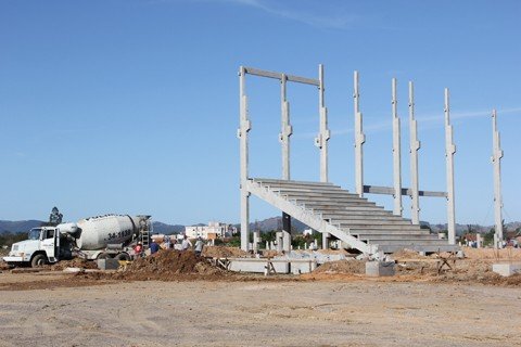 parte-de-alvenaria-inicia-em-30-dias-1 Seis lances de arquibancadas há foram instalados. Quando esta etapa terminar, possivelmente no fim deste mês, inicia a construção do prédio propriamente dita.