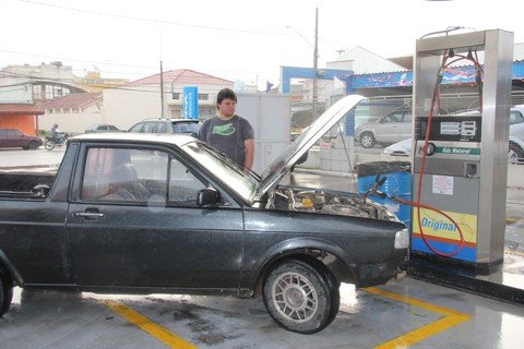 precos-devem-estabilizar-1 A empresa em que o ajudante de mecânico Rafael Mendes trabalha, em Tubarão, optou por converter o carro para o GNV por conta do alto custo em manter o veículo com a gasolina.