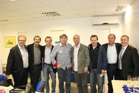 psdb-tera-candidato-a-prefeitura-1 Atual presidente da comissão de emancipação de Pescaria Brava, Antônio Honorato Filho (à direta do ex-governador Leonel Pavan) será o cabeça de chapa da sigla. A definição foi tomada pela cúpula do PSDB em Santa Catarina no fim do mês passado.