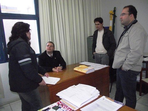 reformas-estao-confirmadas-1 Secretário regional em Laguna, Christiano Lopes (sentado) explanou o projeto de reforma para a direção da escola.