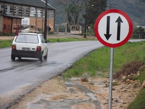 sinalizacao-e-modificada-1 Motoristas devem ficar atentos à implantação da sinalização definitiva no lote 26, entre Tubarão e Sangão