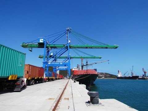 tecon-inicia-operacoes-com-porteineres-1 Com o início das operações destes guindastes, a conclusão da ampliação do cais e a dragagem, a capacidade de movimentação do terminal de Imbituba passará dos atuais 150 mil contêineres para 450 mil contêineres por ano.