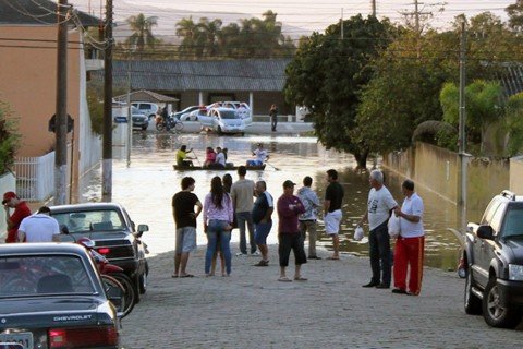 tres-mortes-sao-confirmadas-no-estado-1 O nível do Rio Itajaí-açu começou a diminuir.