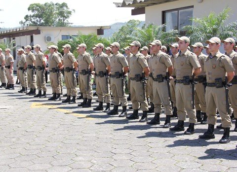 33-novos-soldados-19-deles-para-tubarao-1 Os novos soldados receberam kits com coletes, munições, algemas, entre outros suprimentos.