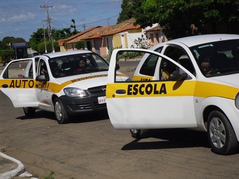 83-autoescolas-sao-fechadas-1 Dos 120 centros de formação de condutores que atuavam por força de liminares em Santa Catarima, 83 já foram fechados pelo Detran. Quatro deles ficam na região