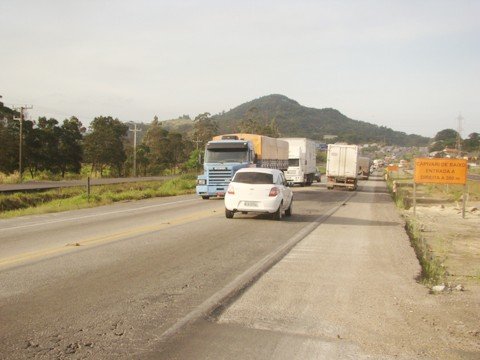apenas-1-km-duplicado-em-2-meses-1 No último mês, as atividades concentraram-se no viaduto duplo de acesso a Capivari de Baixo