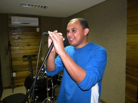 cantor-de-hip-hop-e-sucesso-na-rede-1 Todas as músicas de Jamming Vegas são compostas em inglês