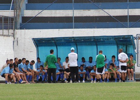 conversa-para-arrumar-a-casa-1 Longa conversa reuniu a comissão técnica e todos os jogadores do Atlético Tubarão