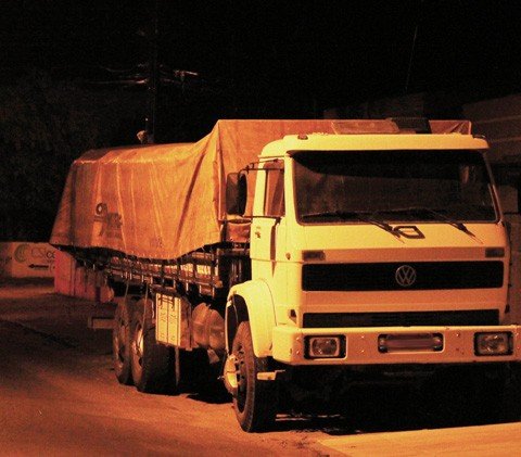 cultura-da-impunidade-esta-na-mira-em-tubarao-1 Em um trecho da rua Prudente de Moraes (Morro do Canudo), os pedestres têm que andar pela rua, já que este caminhão é estacionado sobre a calçada praticamente todos os dias