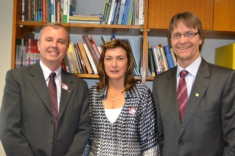 duas-unidades-serao-construidas-1 O vice-prefeito Valberto Wiggers Michels (E) e a secretária Lúcia Terezinha Giordani Volpato também solicitaram verba para aquisição de mais um ônibus escolar ao Ministério da Educação. O pedido foi subescrito pelo deputado Décio Lima (D).