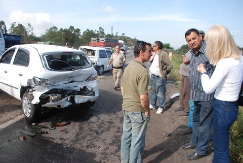 engavetamento-envolve-9-veiculos-1 Quatro guinchos foram utilizados para a remoção dos carros da rodovia. O trânsito não ficou totalmente interrompido, pois os veículos pegaram uma via lateral.
