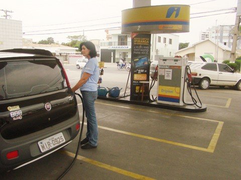etanol-subiu-40-em-apenas-um-ano-1 Encher o tanque com etanol só é vantagem se o combustível custar menos de 70% do preço da gasolina.
