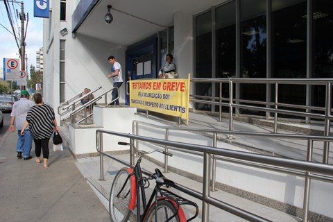 greve-comeca-a-enfraquecer-1 Em Tubarão, nenhuma das duas agências da Caixa Econômica Federal têm atendimento. Os caixas eletrônicos, contudo, seguem em funcionamento. Casas lotéricas também são a opção para os consumidores.