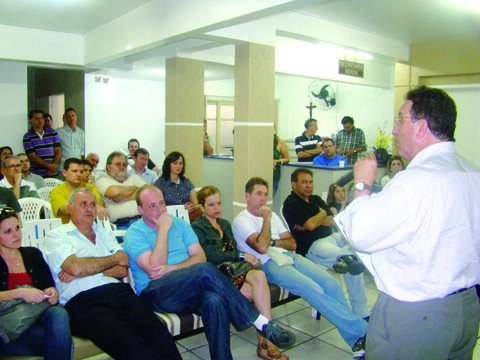 greve-ja-e-a-maior-dos-ultimos-20-anos-1 Ontem, em assembleia, a maioria votou pela manutenção da greve. A categoria fará novo encontro na próxima terça-feira, na sede do sindicato, em Tubarão