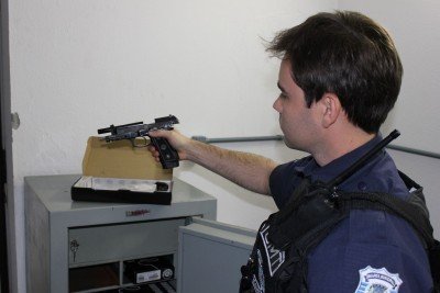 guardas-estarao-armados-na-segunda-feira-1 Além das armas, cada guarda tem agora carteirinha de porte. Um ato será realizado na próxima quinta-feira, quando será oficializada a entrega do kit a cada guarda