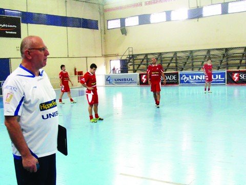 hipper-freios-unisul-faz-jogo-decisivo-1 Nesta segunda-feira, o técnico Jarico treinou ataque e defesa
