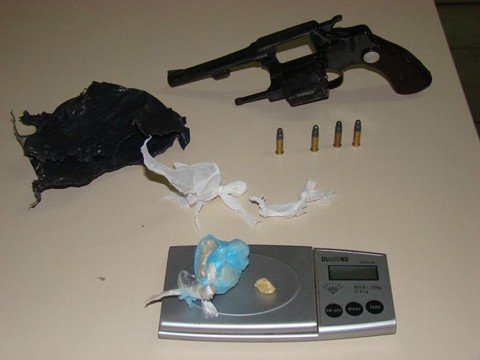 homem-e-preso-com-arma-crack-e-cocaina-1 As drogas e as armas foram encontradas pela PM dentro da casa do acusado