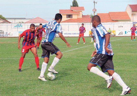 leao-e-lider-e-peixe-entra-no-g4-1 O Atlético Tubarão recebeu o 15 de Outubro ontem à tarde.