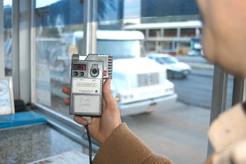 novo-tipo-de-bafometro-e-testado-1 O novo aparelho é mais eficiente do que o atual (foto) porque é mais rápido e independe da permissão da pessoa, que não precisa soprar.