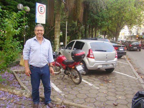 parquimetros-sao-instalados-1 Diretor da Tetran, uma das empresas do consórcio Extran, que controlará a Área Azul, Sérgio Diniz explica que os parquímetros começam a ser instalados nesta semana. O sistema começa operar no dia 5 do próximo mês.