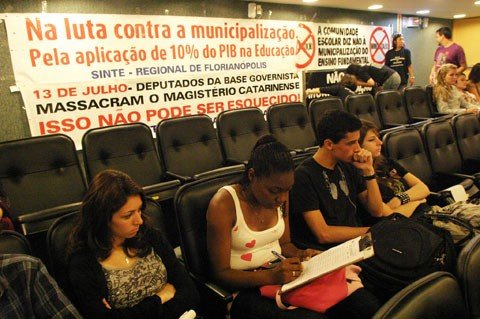 professores-repudiam-a-municipalizacao-1 Professores do estado são contrários à municipalização do ensino fundamental, a exemplo do que foi feito, há alguns anos, com a educação infantil