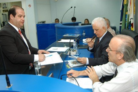projeto-limita-prazos-para-consultas-1 Projeto foi retirado para estudo pelo líder de governo na câmara, Jefferson Brunato, na última sessão.