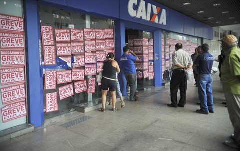 trabalhadores-decidem-se-voltam-hoje-1 Agências públicas, como a Caixa Econômica Federal e o Banco do Brasil, poderão reabrir ainda hoje. Tudo dependerá do resultado das assembleias regionais, que ocorrem simultaneamente em todos os estados do país hoje pela manhã.